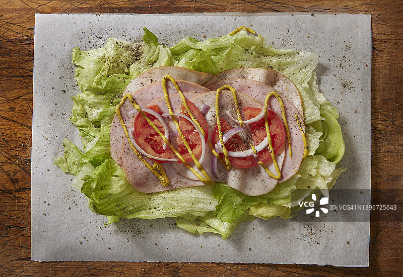 准备火腿和火鸡生菜卷三明治图片素材
