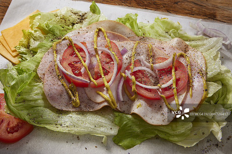 准备火腿和火鸡生菜卷三明治图片素材