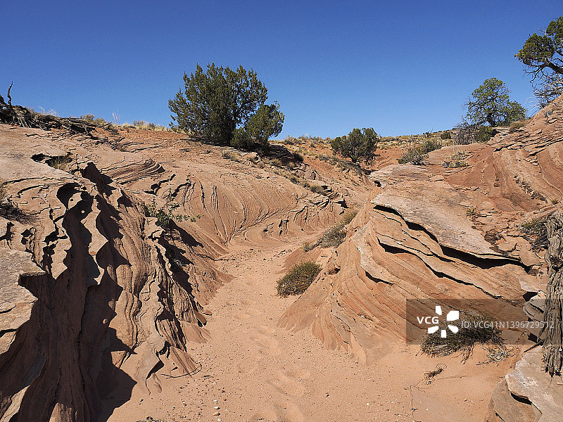 朱红悬崖国家纪念碑中形状怪异的侵蚀砂岩图片素材