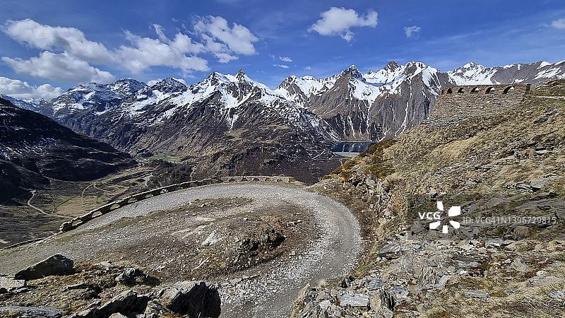 福尔马扎山谷的拱形石墙支撑的发夹弯图片素材