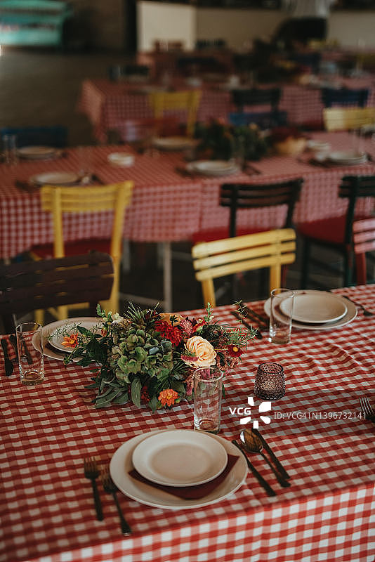 美丽的波西米亚风婚礼餐桌装饰图片素材