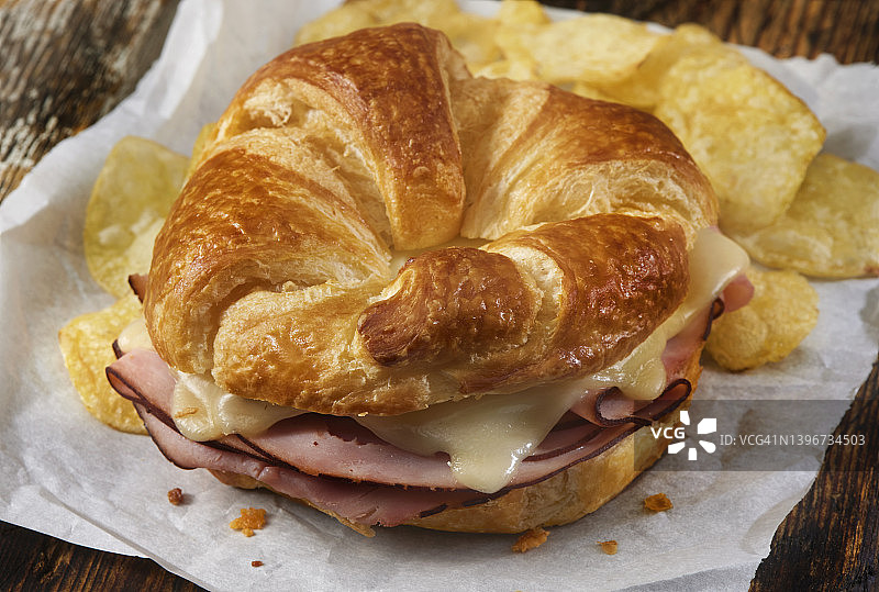 烤火腿瑞士奶酪羊角面包三明治图片素材