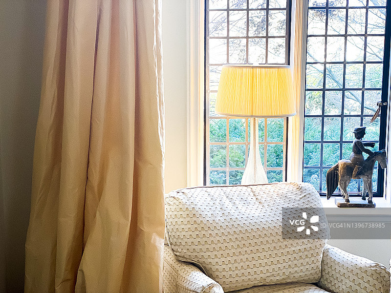 客厅角落复古软垫椅，台灯窗帘旁图片素材