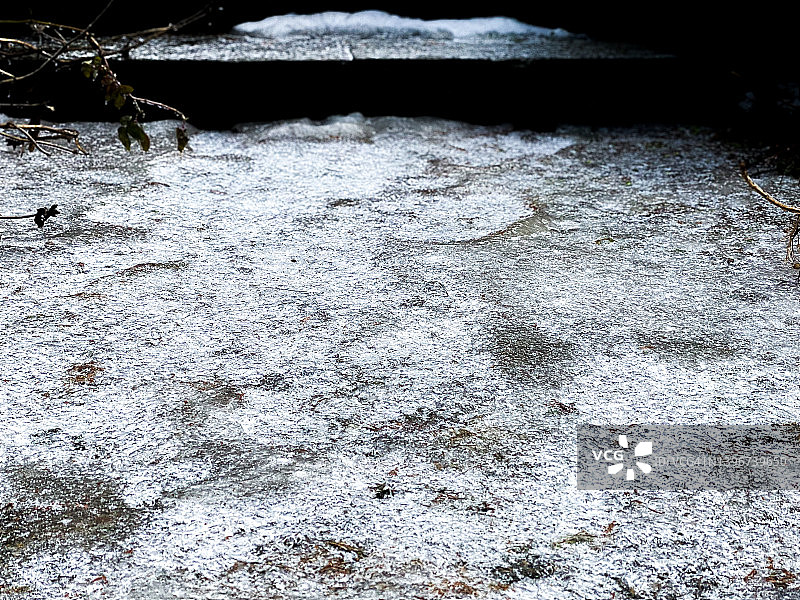 住宅区石板路上的冰面图片素材