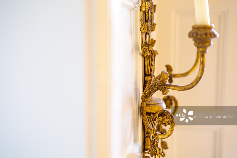 家中门厅里华丽的金色壁挂式双烛台图片素材