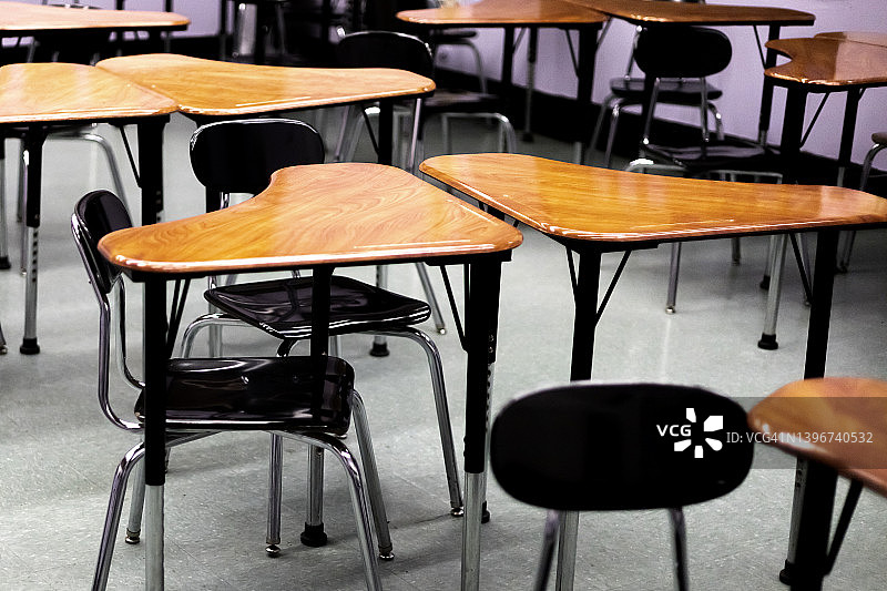 教室里的学生桌椅图片素材