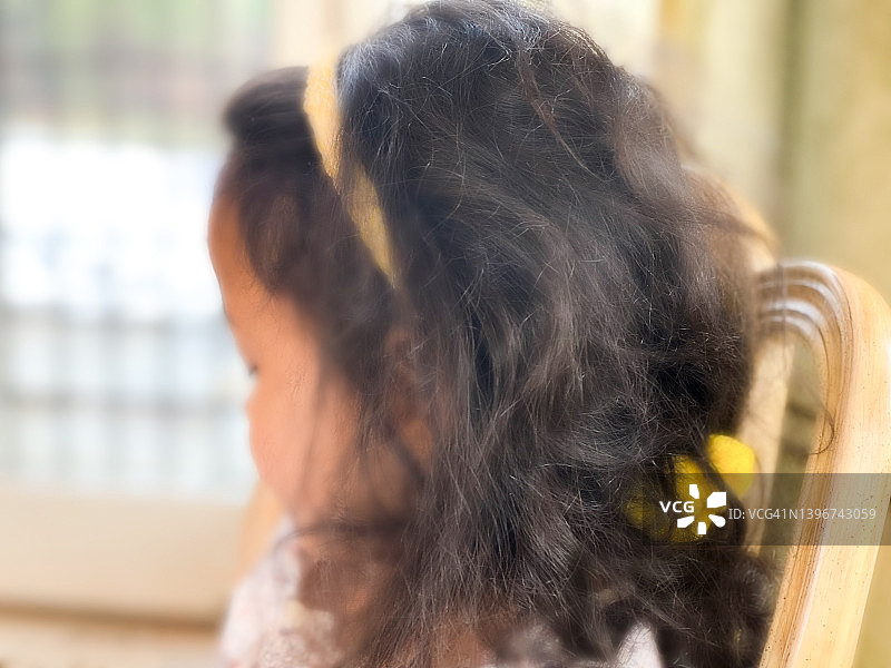 闭眼可爱女孩侧面肖像图片素材