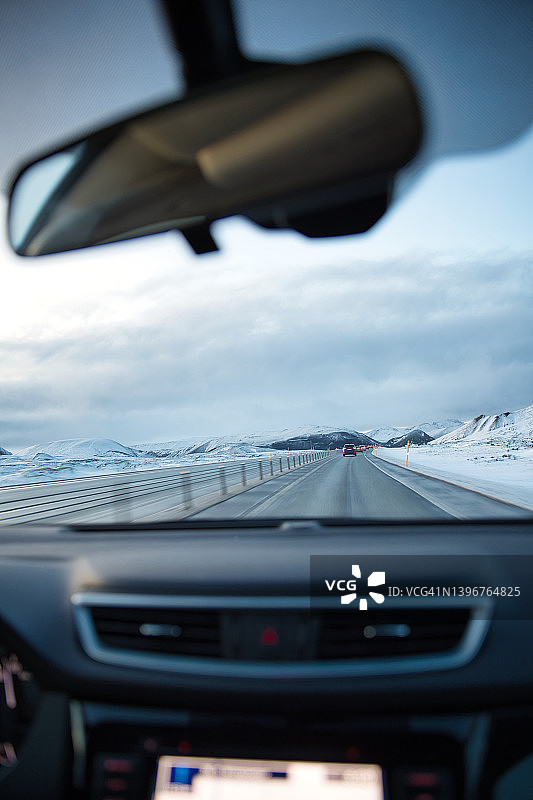 前方是雪路的汽车挡风玻璃图片素材