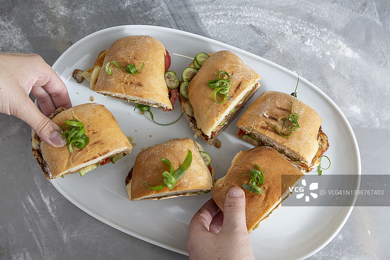 自制面包三明治和烤猪肩肉图片素材