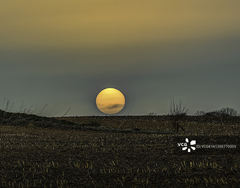 平原上的日落图片素材