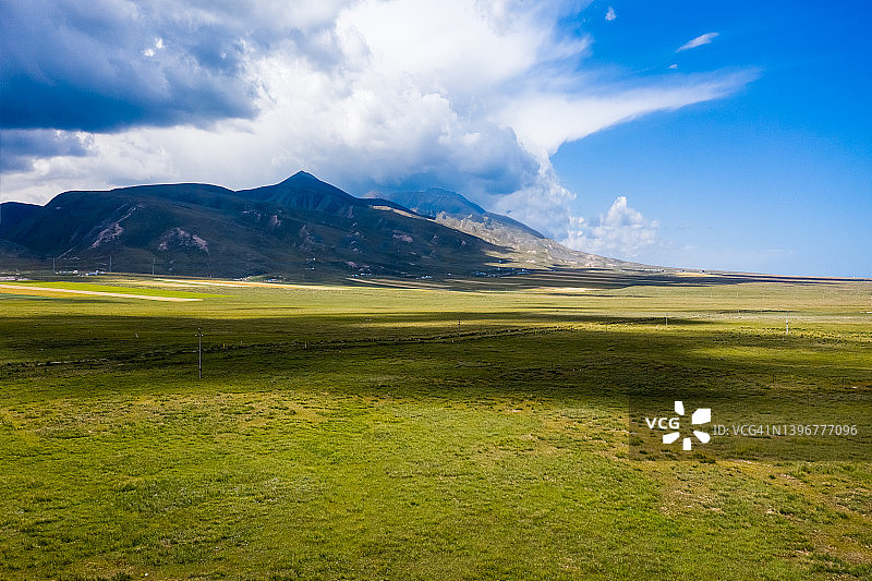 广阔的草原和远处的山脉，中国青海省。图片素材
