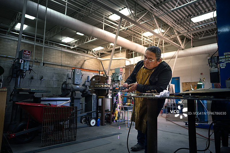 犹他州纪念碑谷，年老金属工人手持切割火炬图片素材