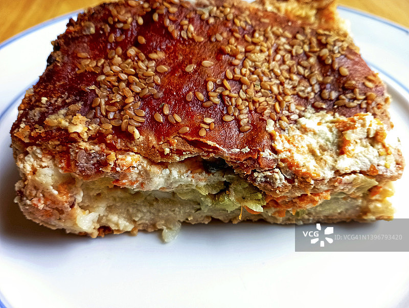 希腊美食：库里奇，西葫芦和土豆蔬菜派图片素材