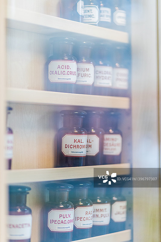 药房里的一系列天然酒精、酸和油图片素材