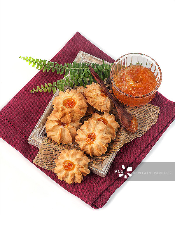 杏子酱酥饼特写，白色背景图片素材
