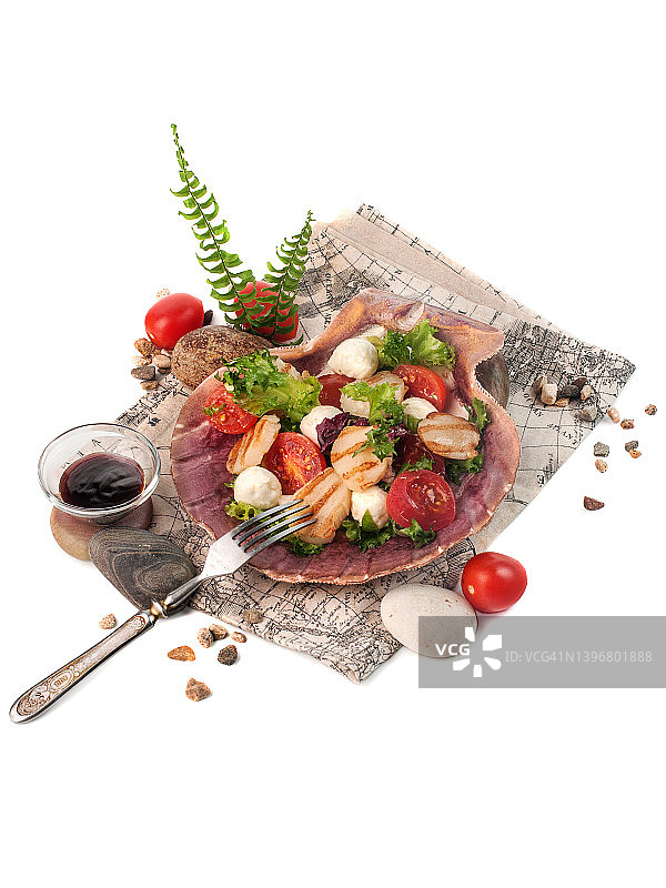 烤扇贝芝士番茄沙拉，白色背景图片素材