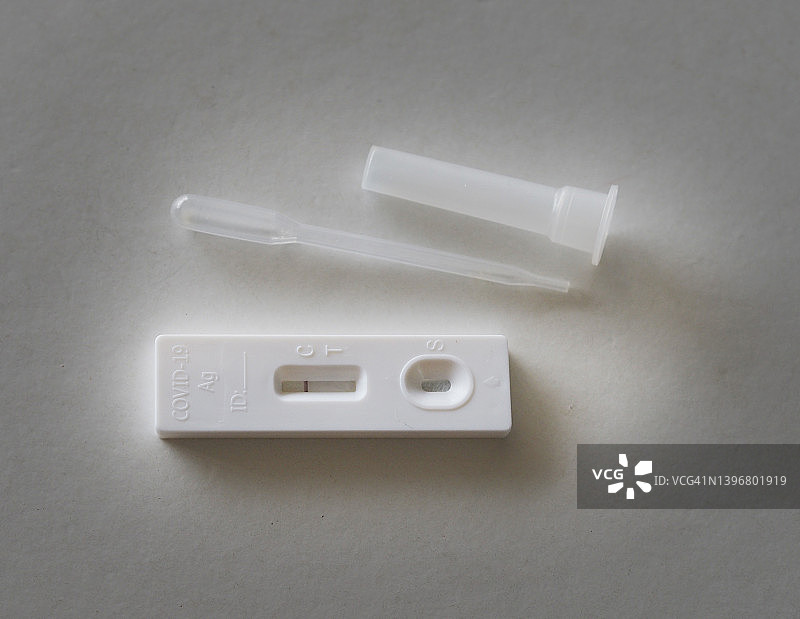 白色背景上的新冠病毒抗原检测盒图片素材