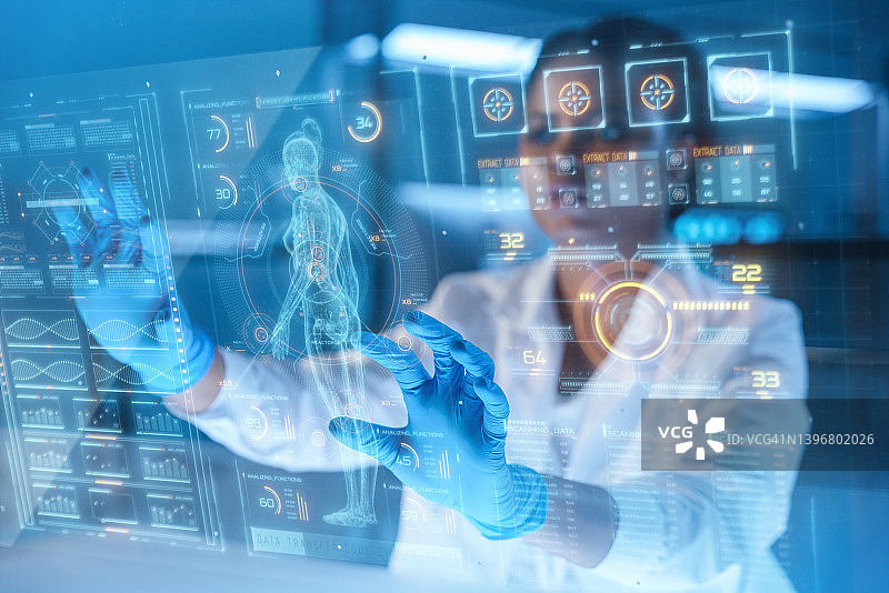 在现代实验室里与HUD合作的年轻非洲裔美国女科学家图片素材