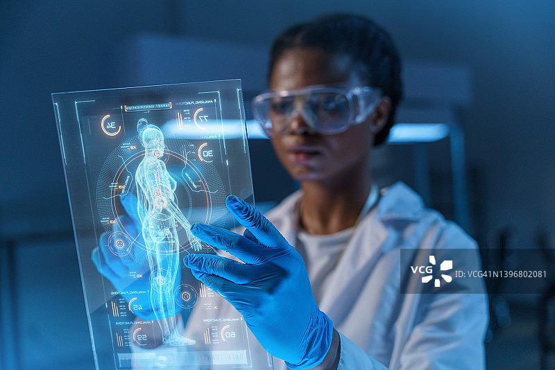 科学家操作人体图像显示屏特写图片素材