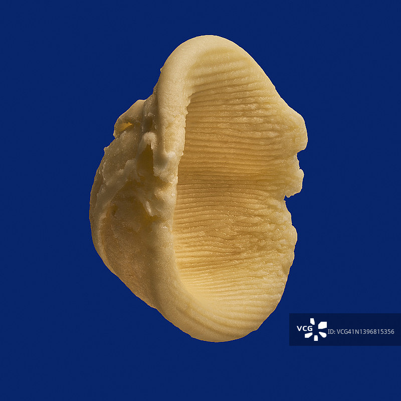 蓝色背景上的猫耳朵意大利面纹理特写图片素材