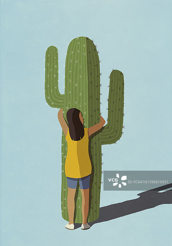 女人拥抱带刺的仙人掌图片素材