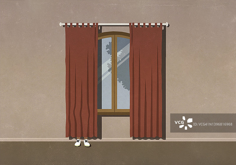 躲在窗户红色窗帘后面的人图片素材