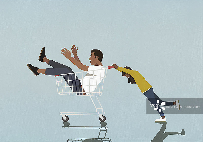 女儿推着坐在购物车里高兴的父亲图片素材