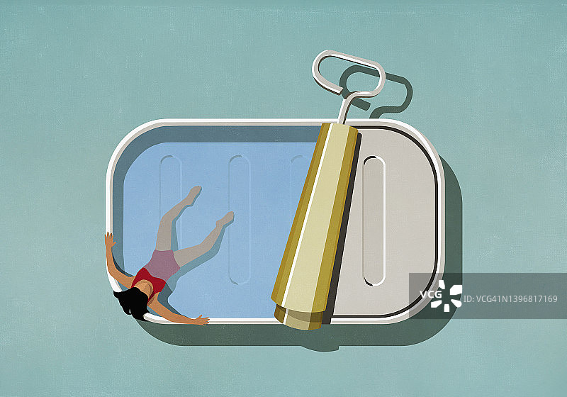 俯视浸在沙丁鱼罐头里的女人图片素材