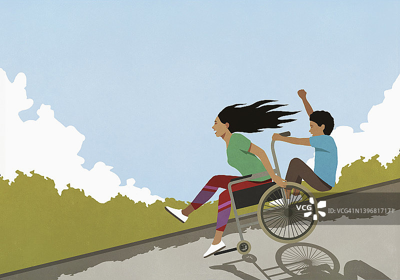 无忧无虑、兴高采烈的母亲和儿子坐在轮椅上飞速下坡图片素材