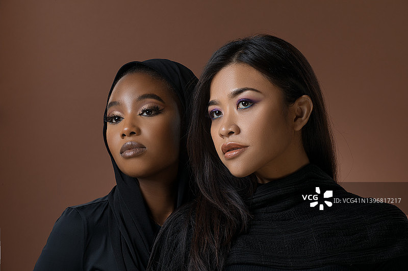 两位不同种族的美丽穆斯林女性的棚拍图片素材