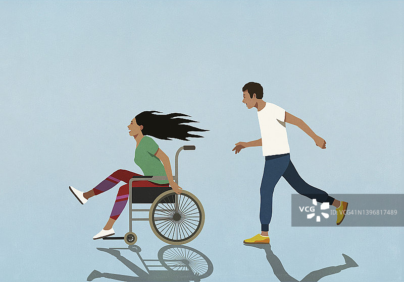 男人追逐坐在轮椅上飞奔的无忧无虑的女人图片素材