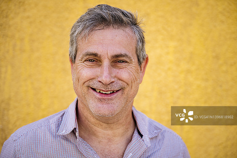 40多岁男子在户外对着镜头微笑的头像图片素材