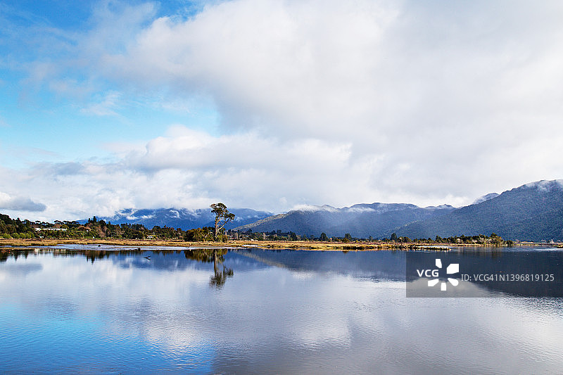 新西兰科林伍德，晴朗的鲁阿塔尼瓦河口风景图片素材