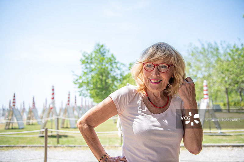 户外年老女性肖像图片素材