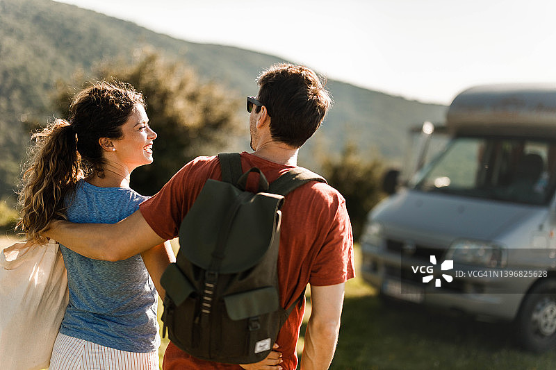 情侣走向露营车的背影图片素材