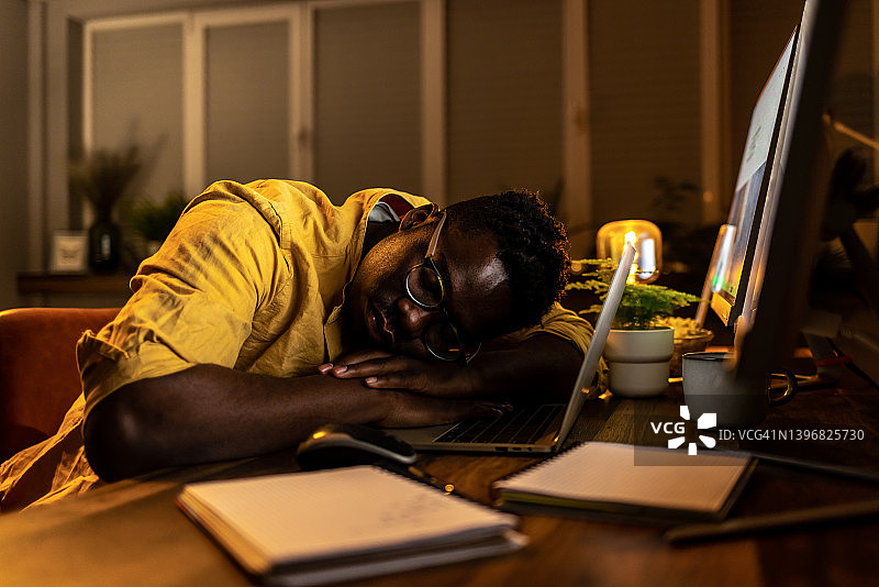 在办公室睡觉的男人图片素材