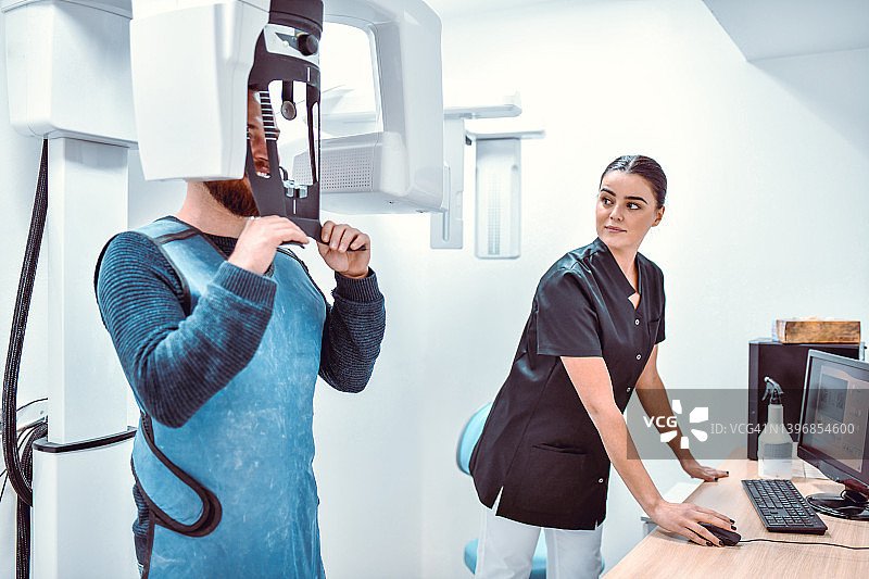 准备为病人牙齿拍X光片的放射科女医生图片素材