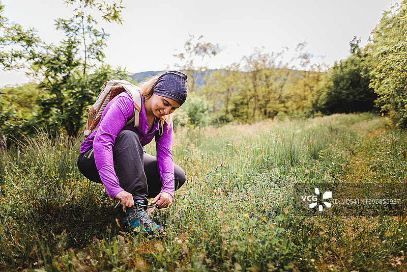 女徒步者系鞋带图片素材