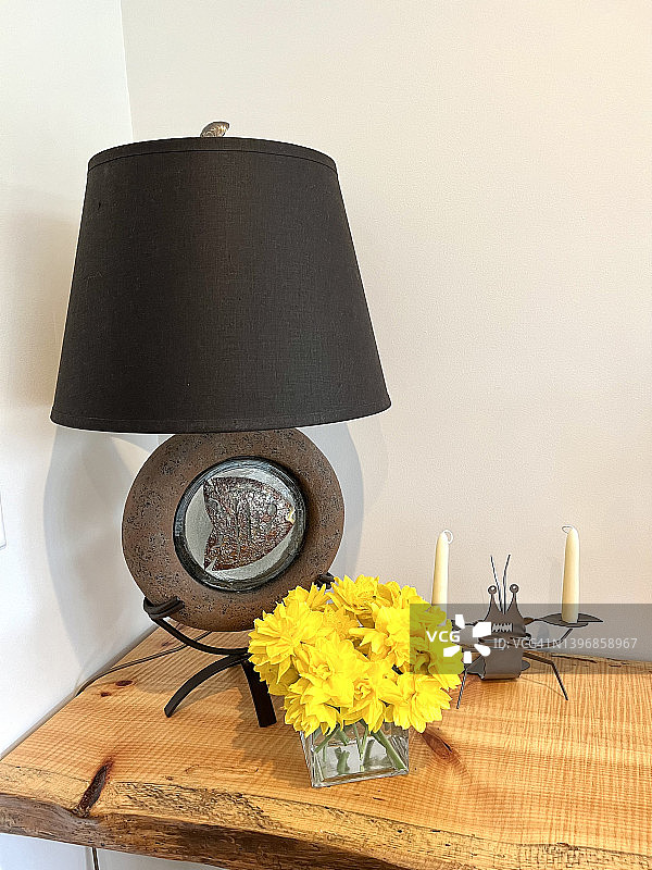 桌子上的水仙花图片素材