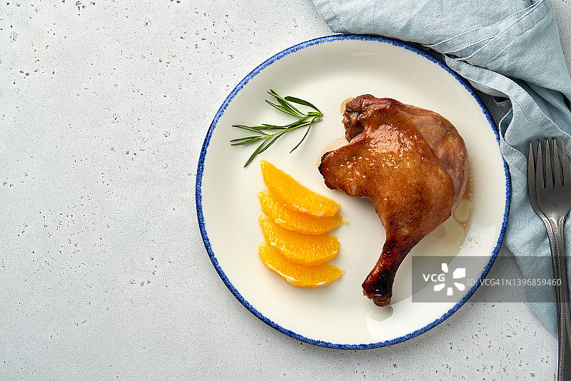 香酥鸭腿配迷迭香和甜橙片图片素材