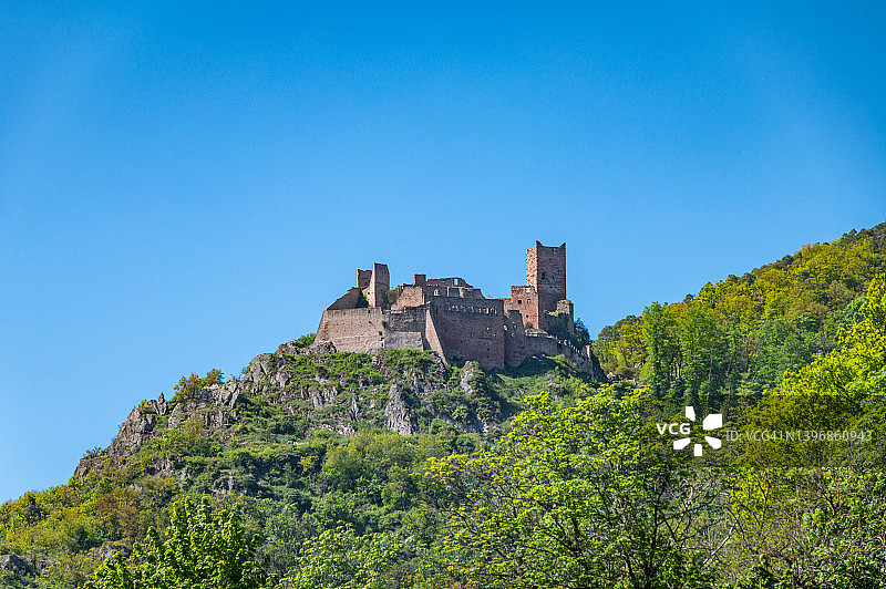 绿山上废弃的中世纪城堡图片素材