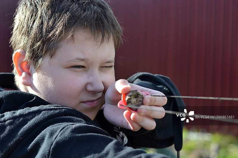 玩弹弓的青少年男孩图片素材