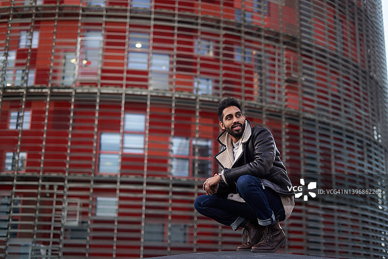 城市里时尚的年轻男人图片素材