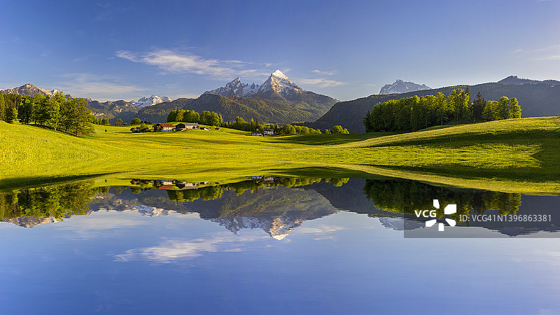 阿尔卑斯山倒映山湖的夏日田园风光图片素材