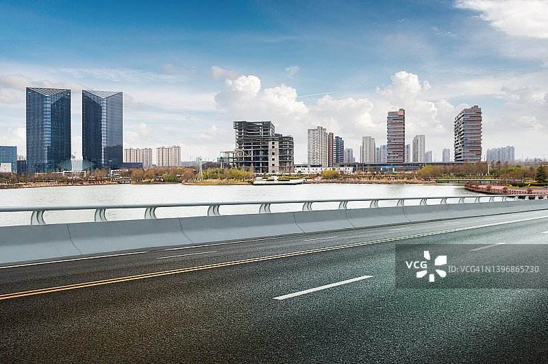 城市高层建筑旁的沥青路图片素材