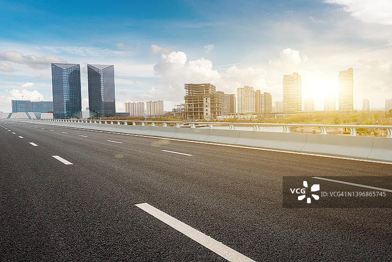 城市高层建筑旁的沥青路图片素材