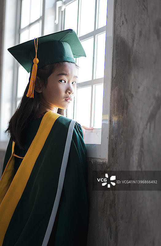 穿着毕业礼服的童年学生图片素材