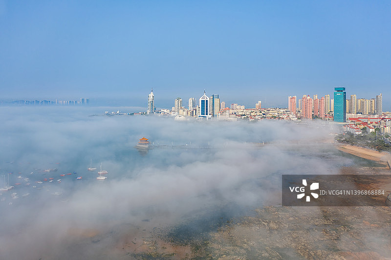 雾中的青岛城市天际线图片素材