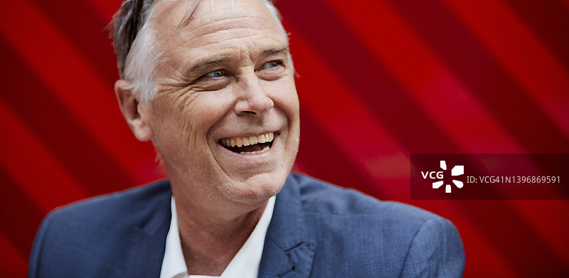 灰发的白人男子肖像图片素材