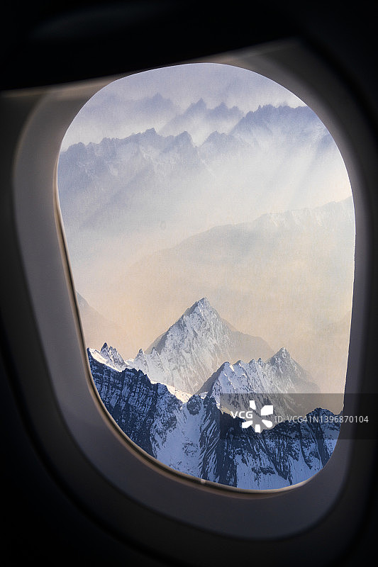 飞机舷窗外的日落山景图片素材